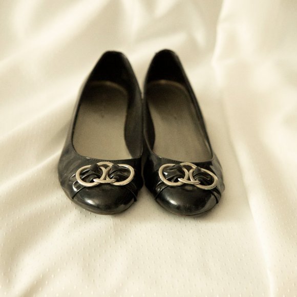 Shiny black flats with decorative buckle - Picture 2 of 5